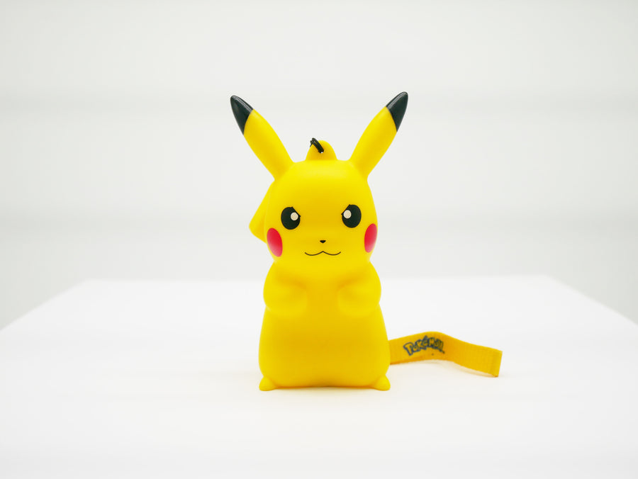 Veilleuse Pokémon Pikachu Grumpy debout, sourcils froncés, lumineuse avec dragonne