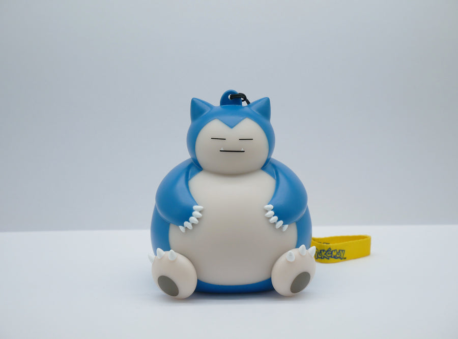 Veilleuse Pokémon Ronflex assis les yeux fermés, lumineuse, avec dragonne